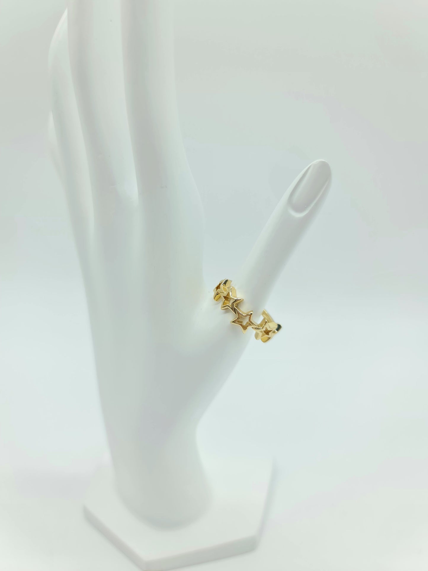 Anillo de estrellas dorado