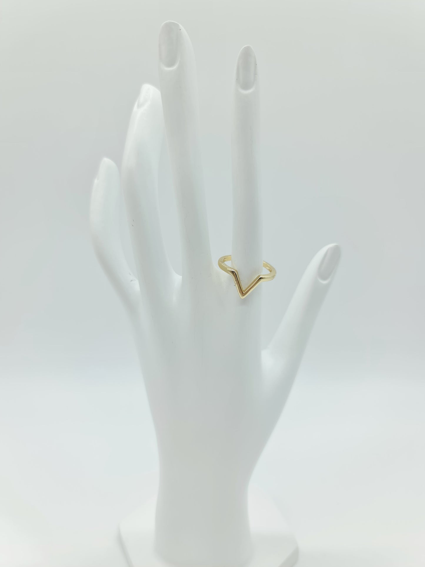 Anillo minimalista V dorado