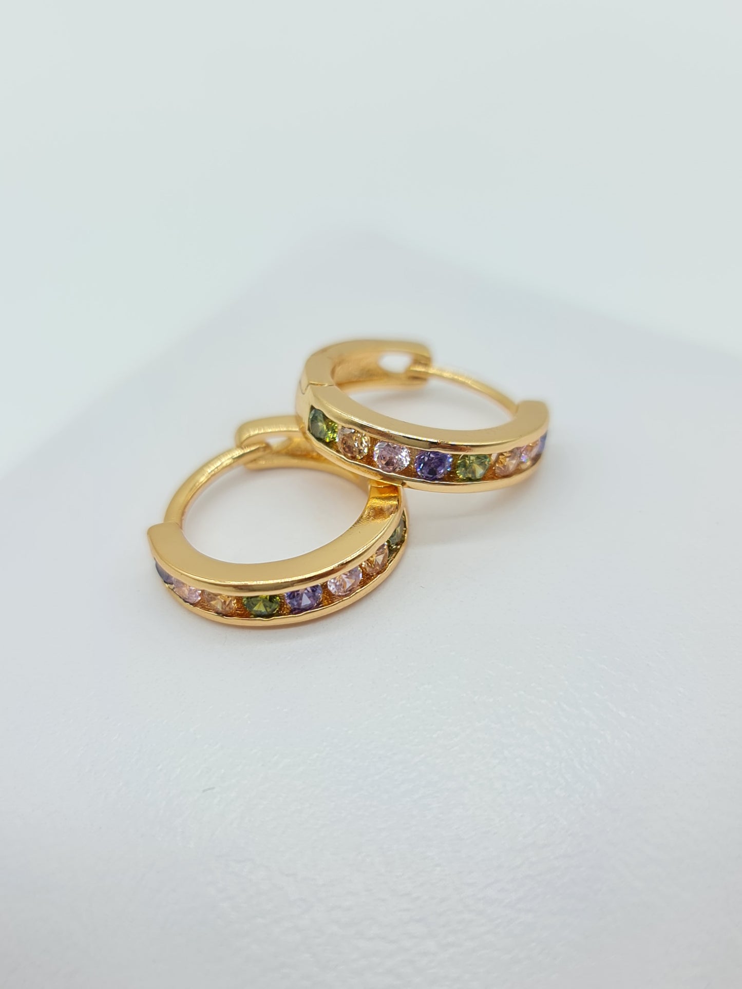 Huggie Zendaya cristales multicolor