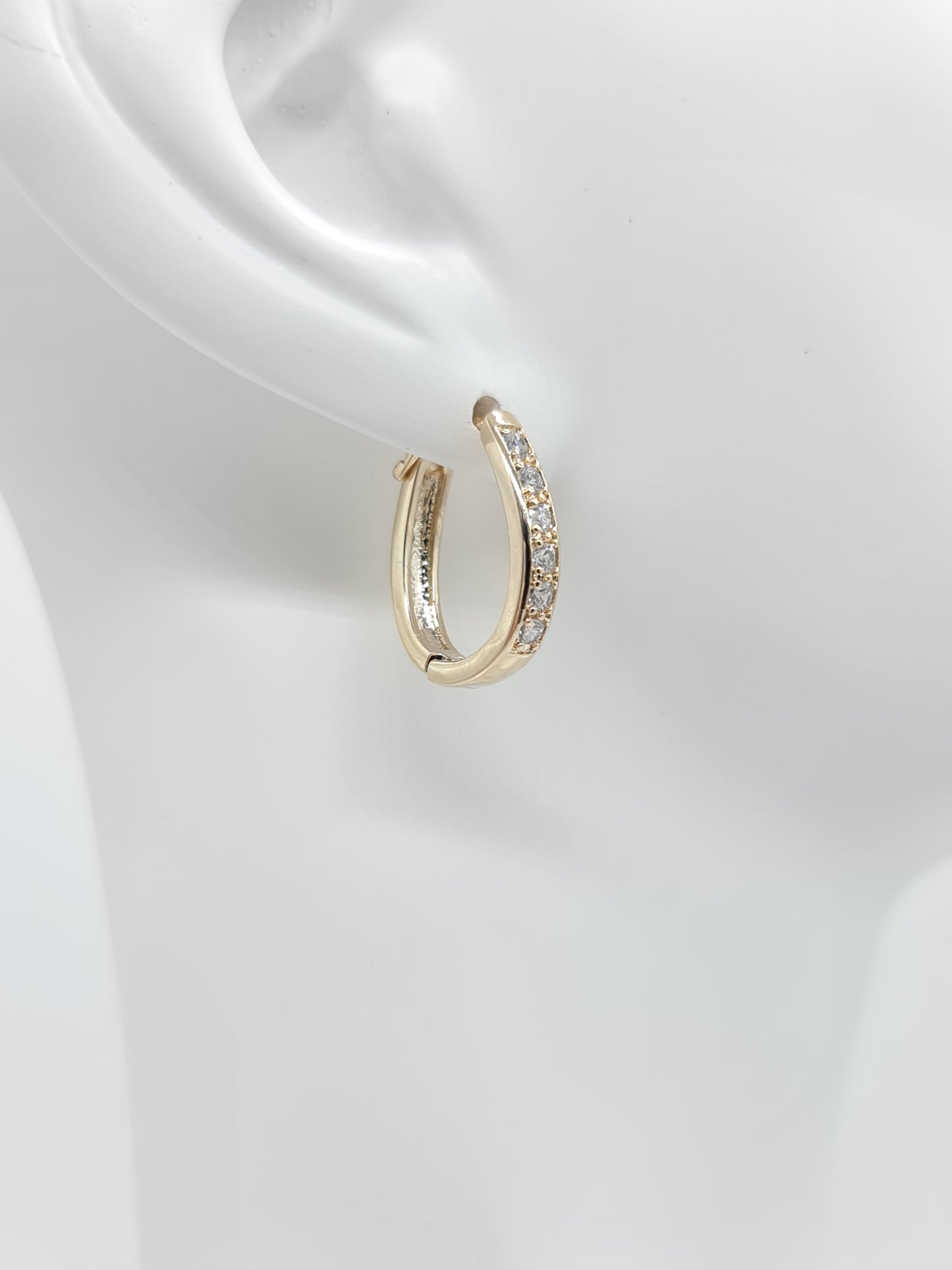 Arete Huggie Aita cristales alargado