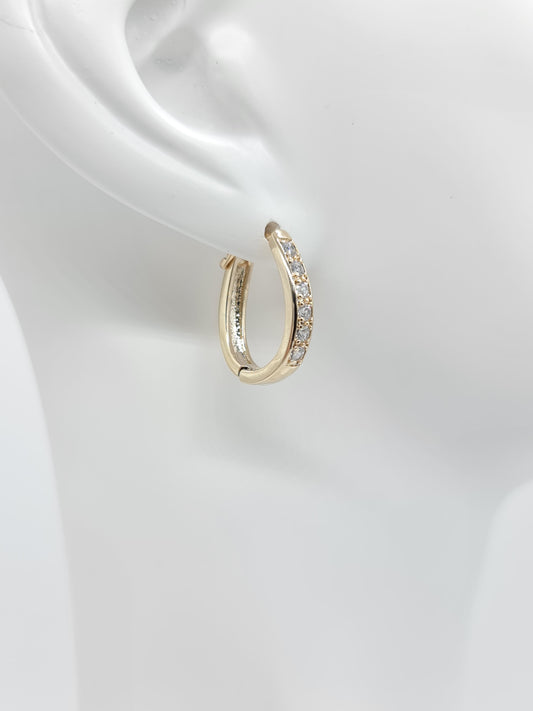 Arete Huggie Aita cristales alargado