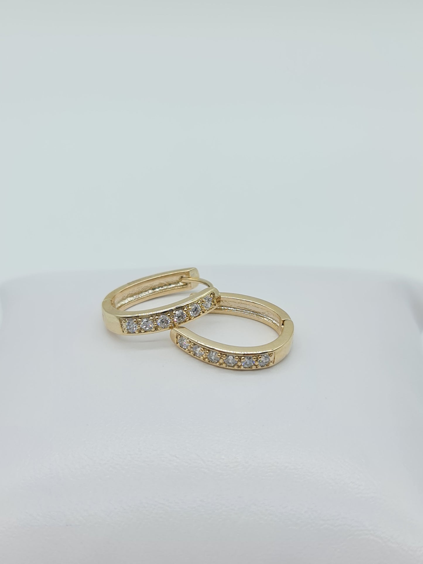 Arete Huggie Aita cristales alargado