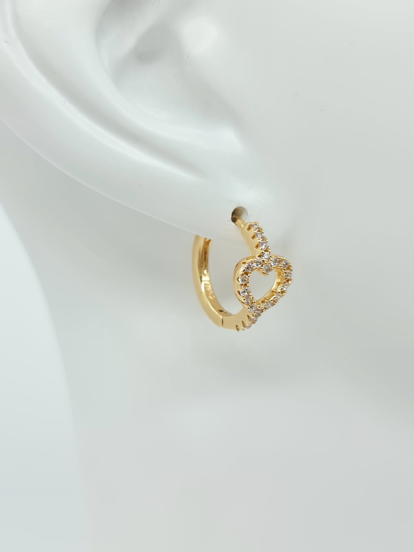 Arete Huggie Corazón Cristal