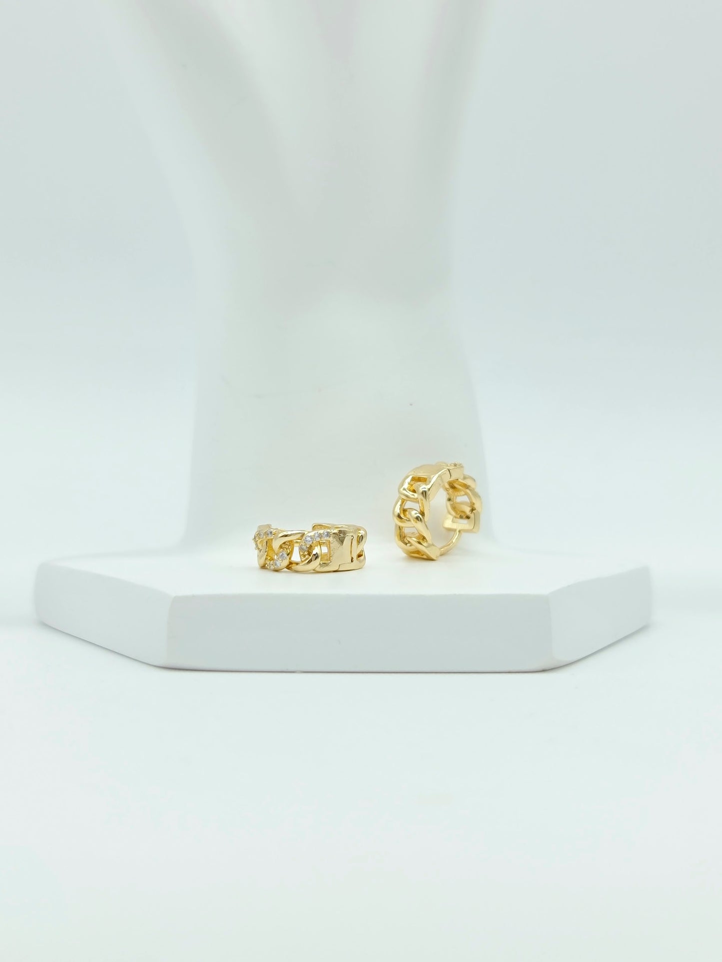 Aretes huggies mini eslabón y cristales