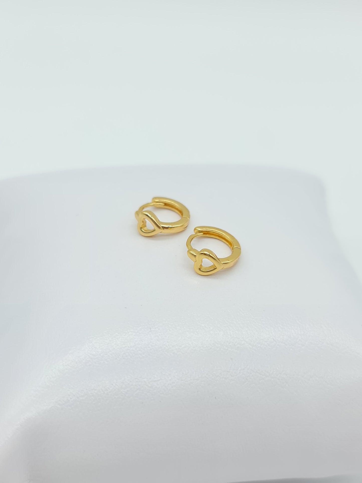 Aretes huggie mini heart oro